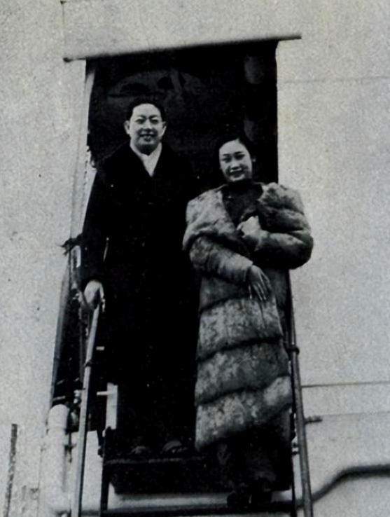 1935年，影星胡蝶与京剧大师梅兰芳在街头不期而遇，这张偶然拍下的合影尽显二人非