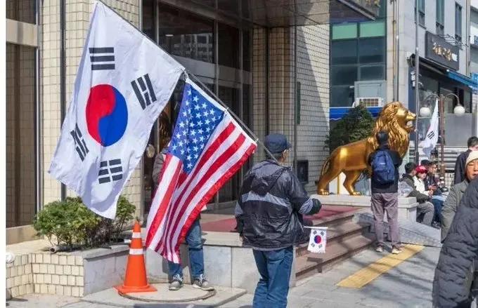 为主子呐喊！韩国爆发反华游行，这些抗议者手中拿着韩国美国两国国旗，韩国这个国家