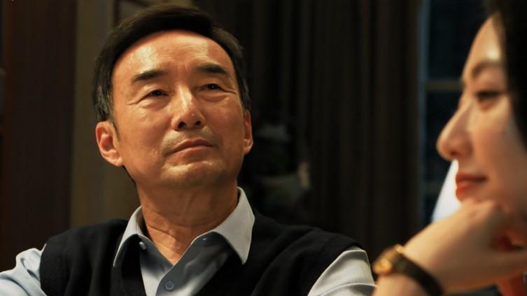 江旭东让你明白儿子亲还是女婿亲《以法之名》中，主人公洪亮是一位检察官，他非常热爱