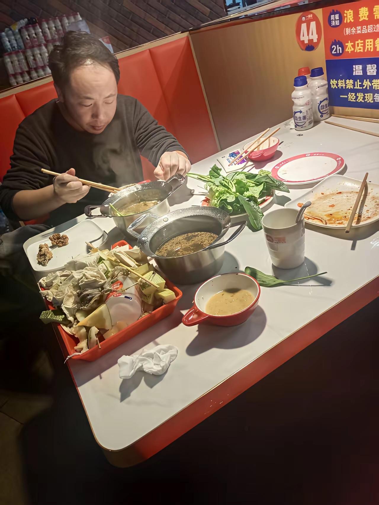 这样的男人谁要说好晚上去吃自助餐，男人中午就不吃午饭了，晚上还特意换了宽松的打