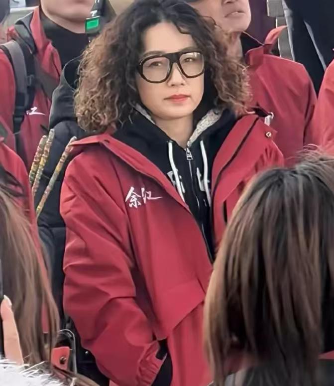 马伊俐新造型让人咂舌！羊毛短卷发，大红外套，黑框眼镜加红唇。最重要的是爆炸头