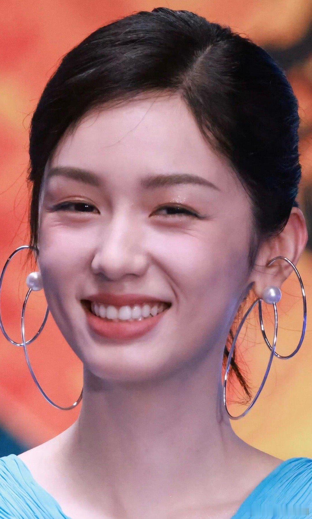 周也这个腰周也又乖又辣甜酷感十足美的