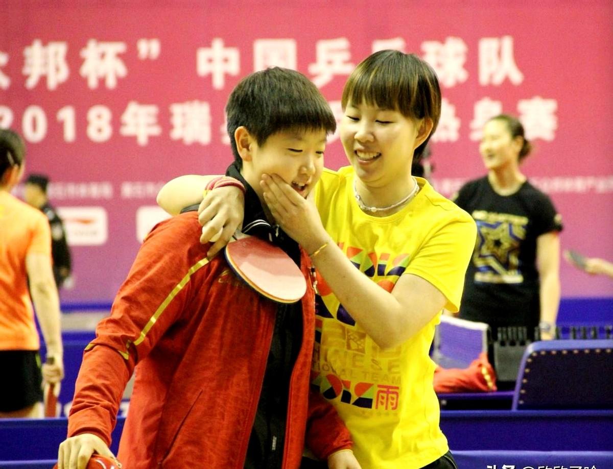 这张老照片一刷到，谁不喊句爷青回？朱雨玲捏着的脸，两人笑到眼睛眯成线，昔日国家队