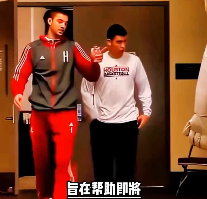 入职培训。杨瀚森刚去开拓者参加训练营就遭队友肘击，打成熊猫眼。接着又去NBA