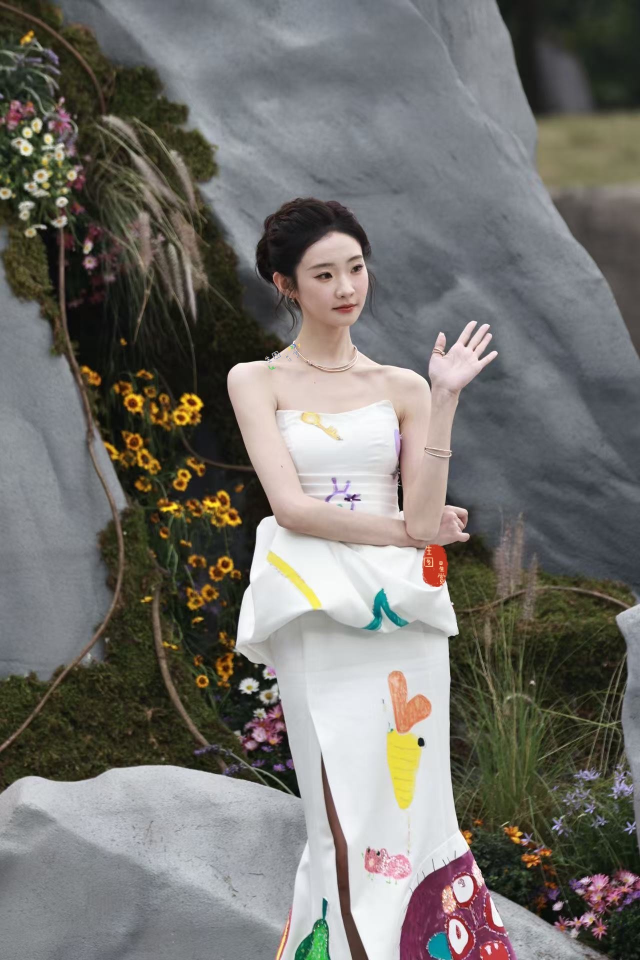 张艺凡REDGALA红毯出图走进了春天里，行走的大长腿