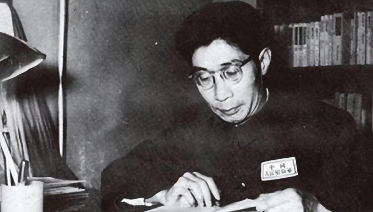 总政副主任傅钟主动向许世友示好未获回应，随即离开，无奈说道：牛上天不得了！19