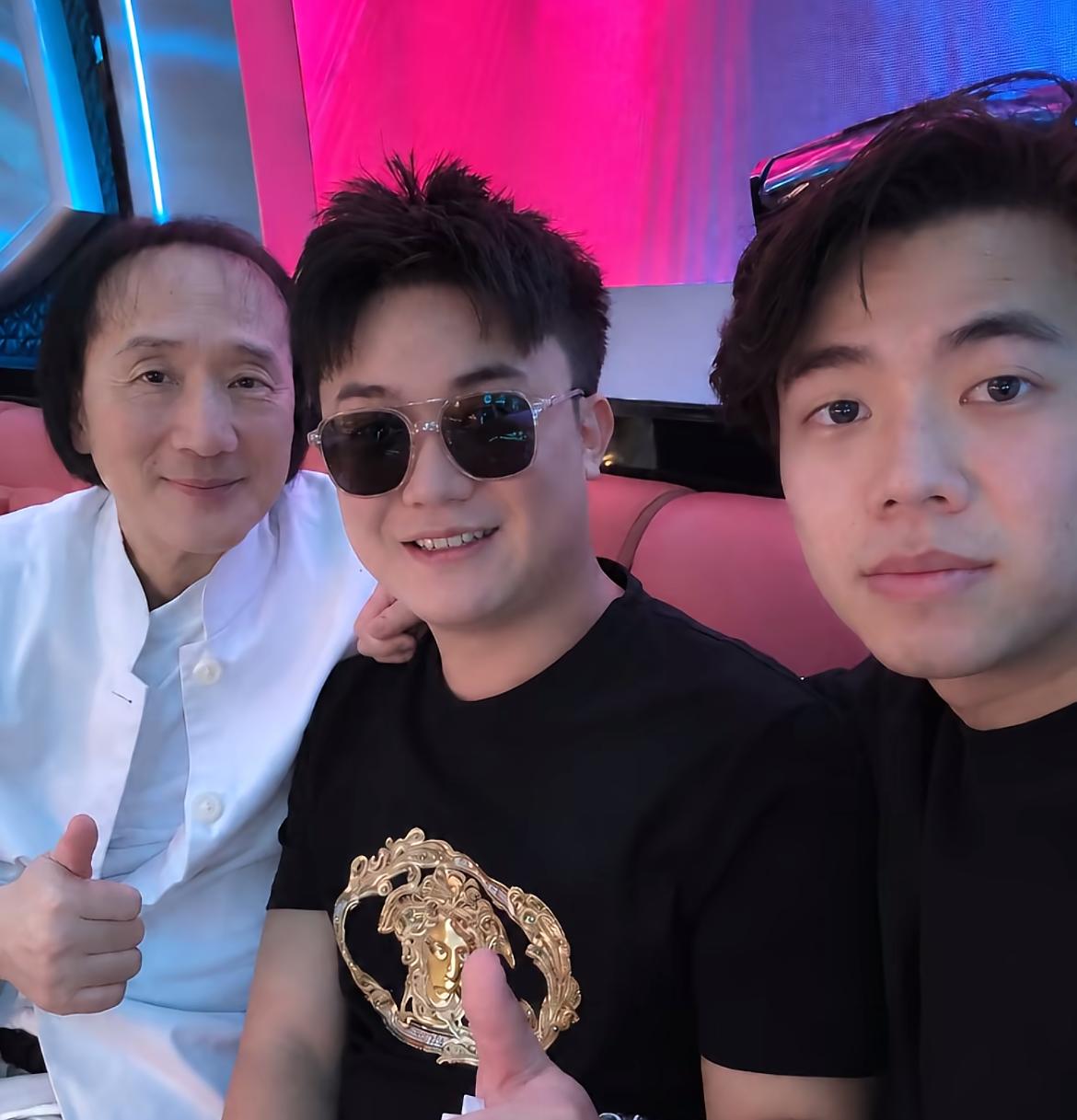 “上海仔”郭永鸿受访后返回马来西亚！带香港知名月饼提前过中秋，随行带五位保镖守