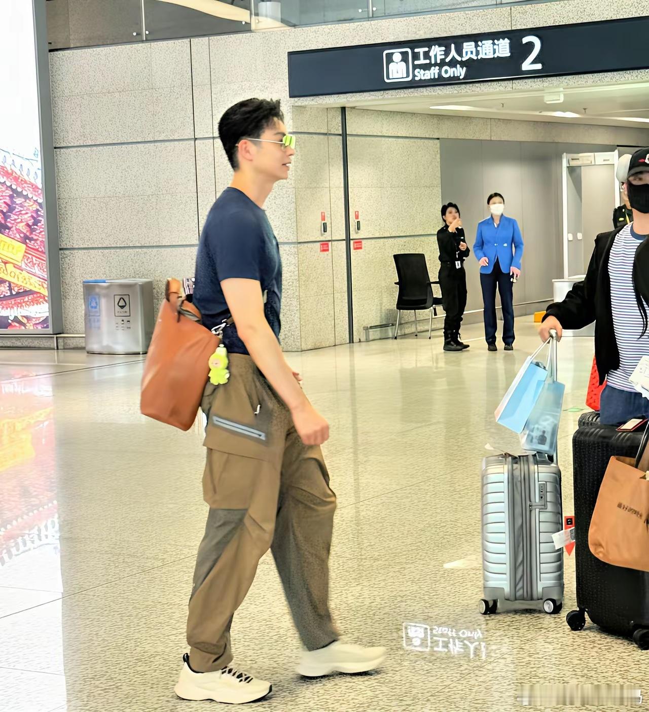有网友在机场偶遇辰亦儒，他真人又高又帅！他今年45岁了，还能帅的这么清爽，还有肌