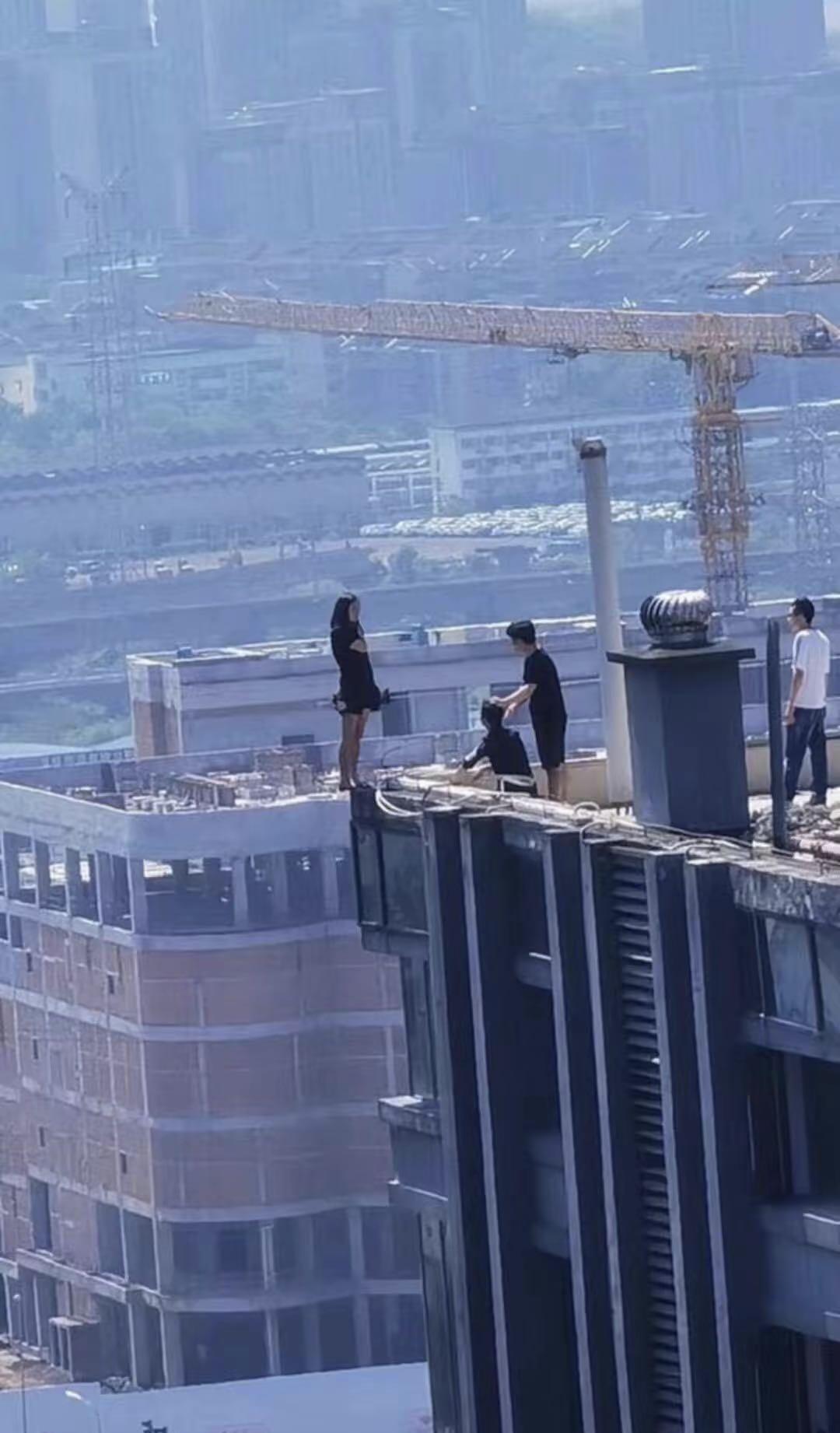 这个准备自杀的女子，在那样的位置用小前半只脚能够站立30分钟，这个平衡能力和心理