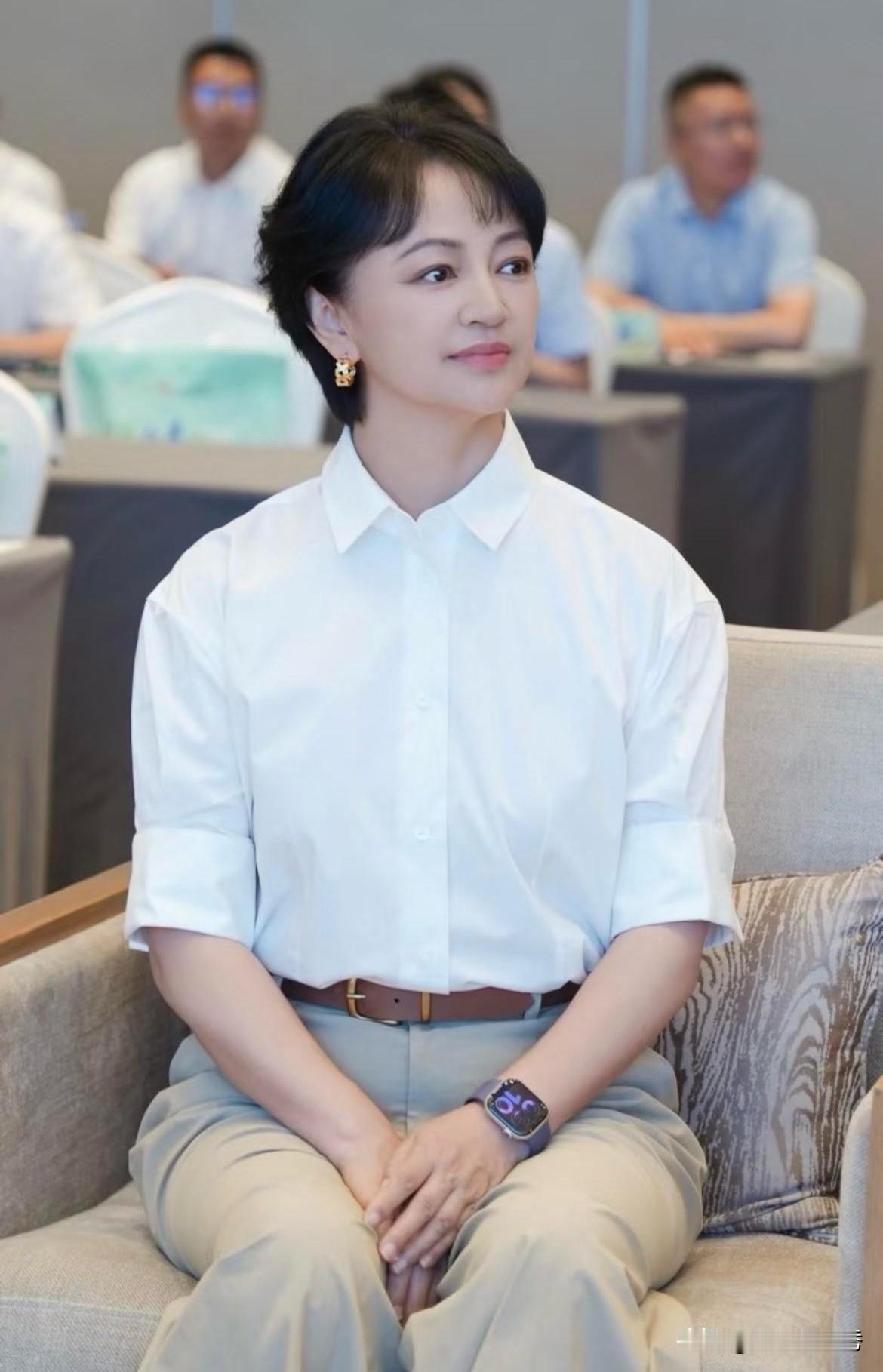 有一张“初恋”脸，但气质不够“贵气”，“老式腰带”太显小肚子了！她是那种耐看