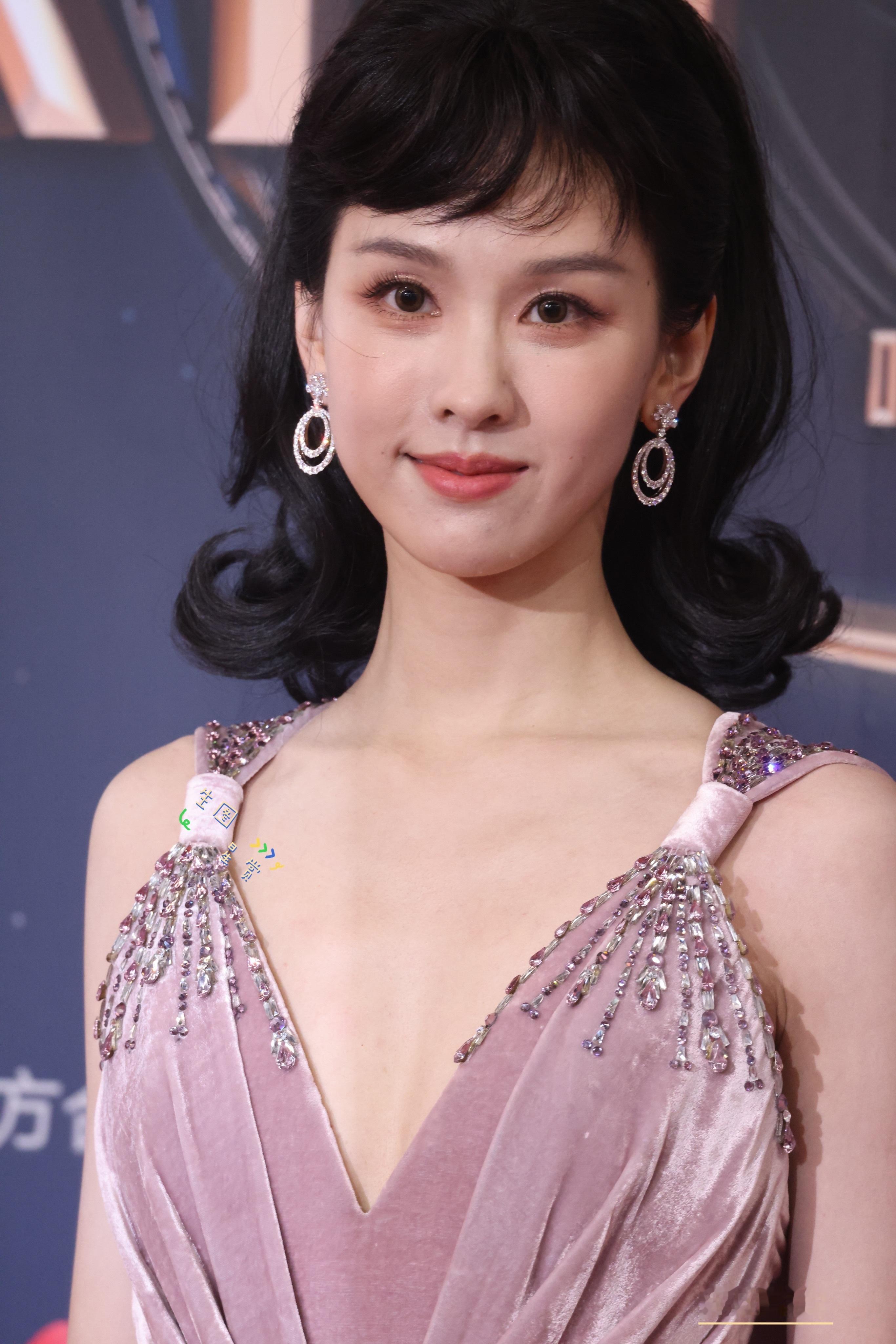 陈都灵微博电影之夜红毯返图，复古美嘟，嘟嘟嘟嘟迷人眼💓陈都灵[超话