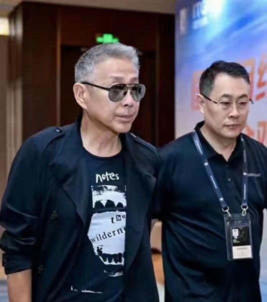 老戏骨陈道明的女儿陈格活成了娱乐圈的清流。13岁独自闯英国，啃着面包背单词的日子