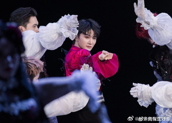 周深怎么还有两幅面孔了问完“我是你的谁”被喊“宝贝”，先怼一句“宝你个头”，转