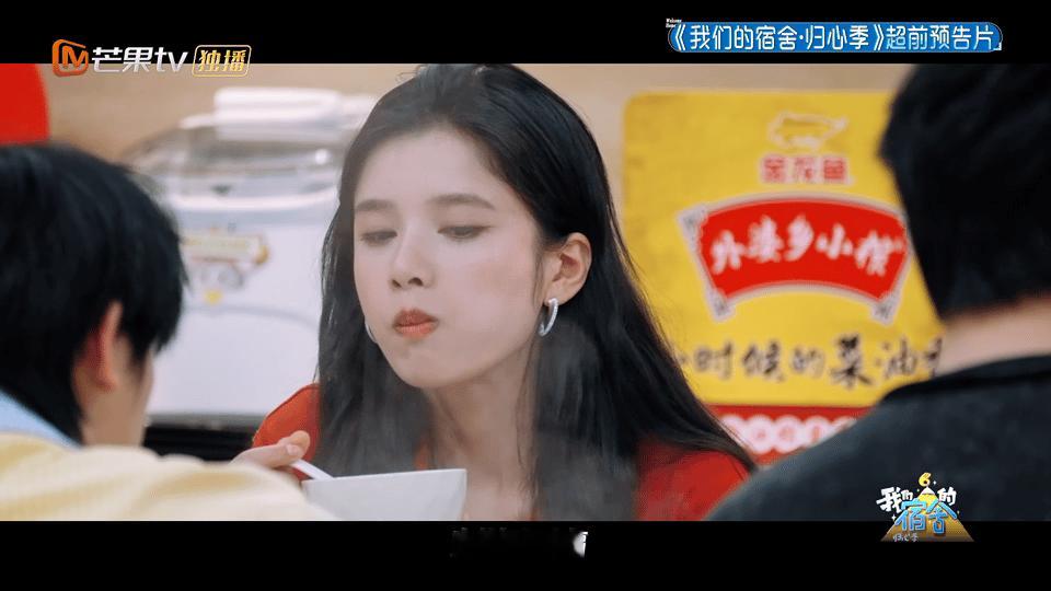 张婧仪我们的宿舍镜头好可爱的婧仪啊好想快点看到啊。
