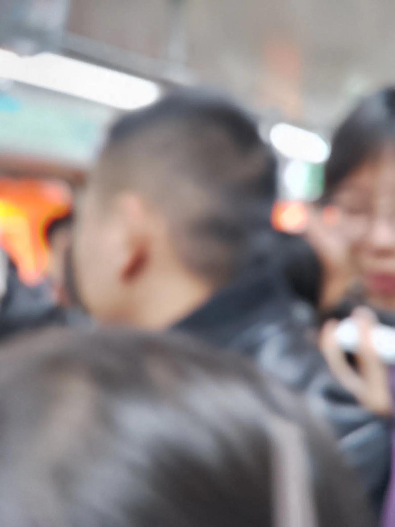 大年初五，坐标长沙2号线，每个站台和车厢均挤得水泄不通，人实在太多了，一方面是返