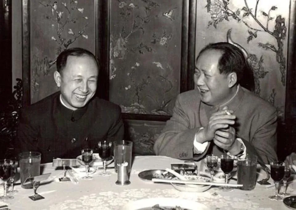 1964年，毛主席在自己的生日宴上，递给钱学森一支烟，而就当他要伸手接烟时，主席