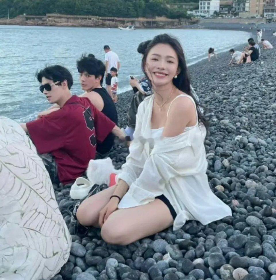 林允长得这么好看，去海边玩居然没有路人认出来，那两个男生也不去要个签名的。