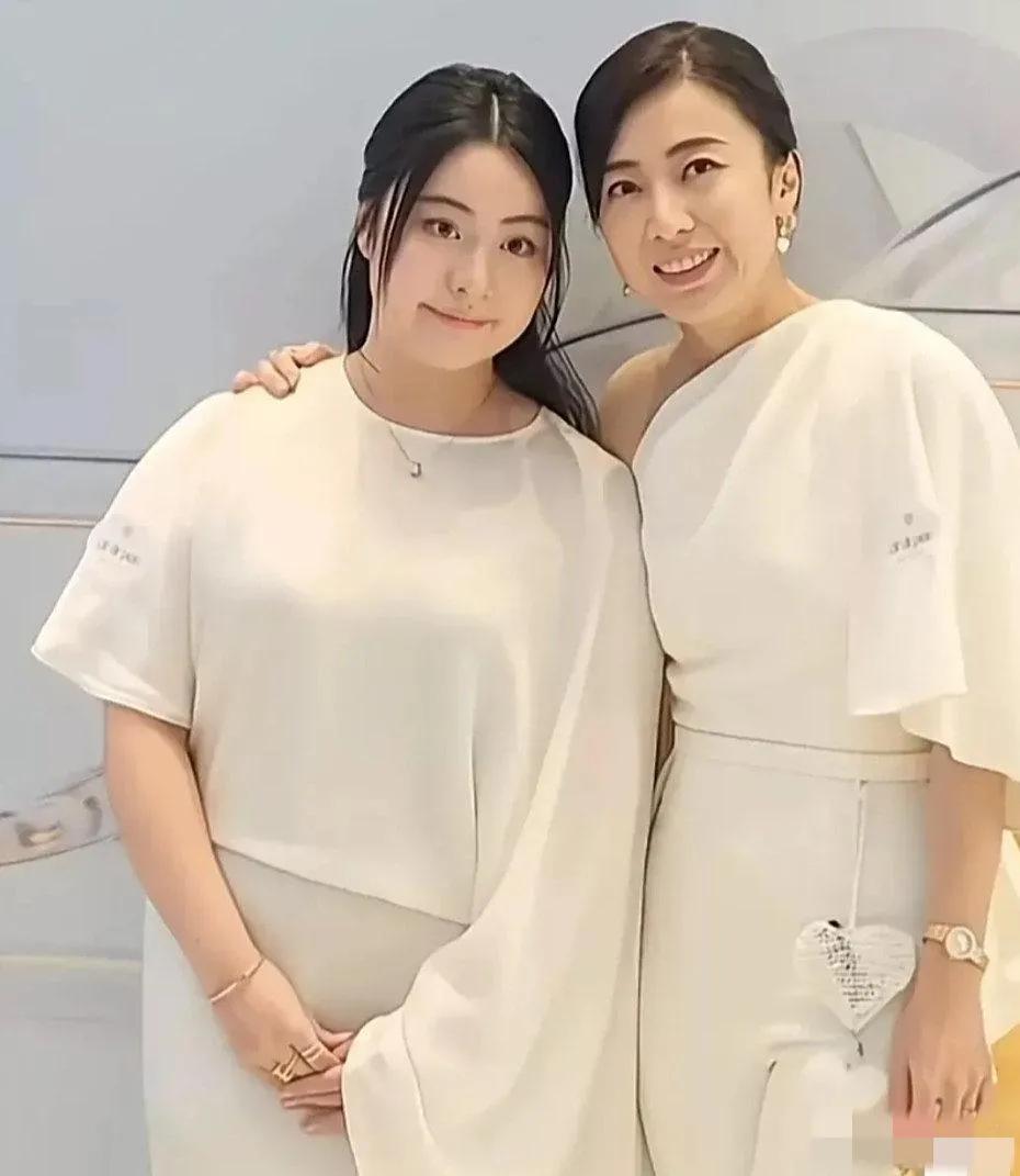 甘比与14岁女儿刘秀桦同框：女儿一袭香奈儿高定，佩戴4亿项链，尽显名媛风范儿！甘