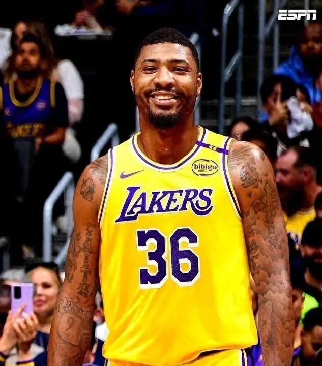 湖人休赛期放走古德温，签下斯玛特，目前两人表现对比谁更好？  这个问题在赛