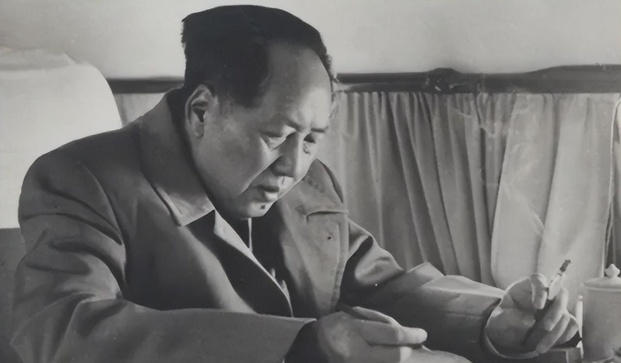 1952年，葡萄牙炮轰我国国旗，致我军伤亡32人，毛主席：消灭他们。 新中国