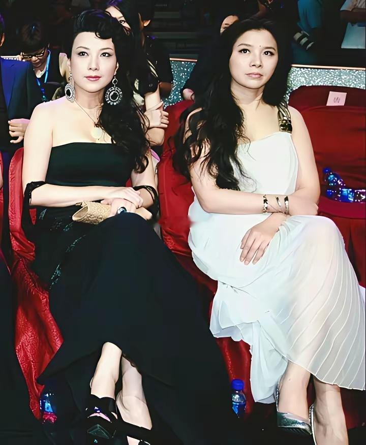 没想到这迟蓬还有这么洋气的时候呢，看了生万物一直以为她是个农村老大妈呢，旁边是谁