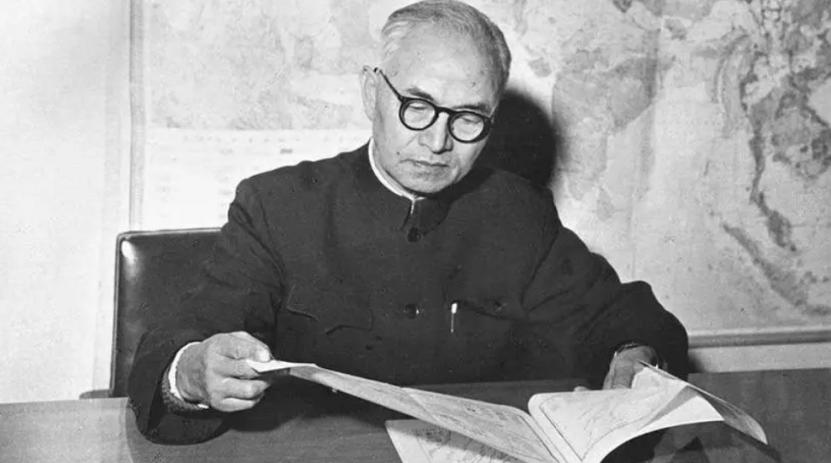 "跪着道歉！"1913年，李四光走进银行，掏出一根金条。经理一看，突然尖叫道