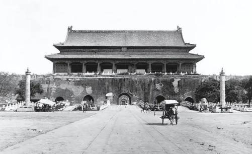 梁思成找到中央提议：“不如把人民大会堂建在五棵松。”可就在中央考虑之时，苏联专家