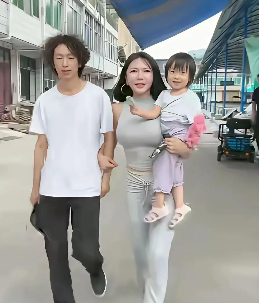 大连工业大学的李欣莳，该不该开除？先看看这件事的影响力吧！女孩和乌克兰老男人宾馆