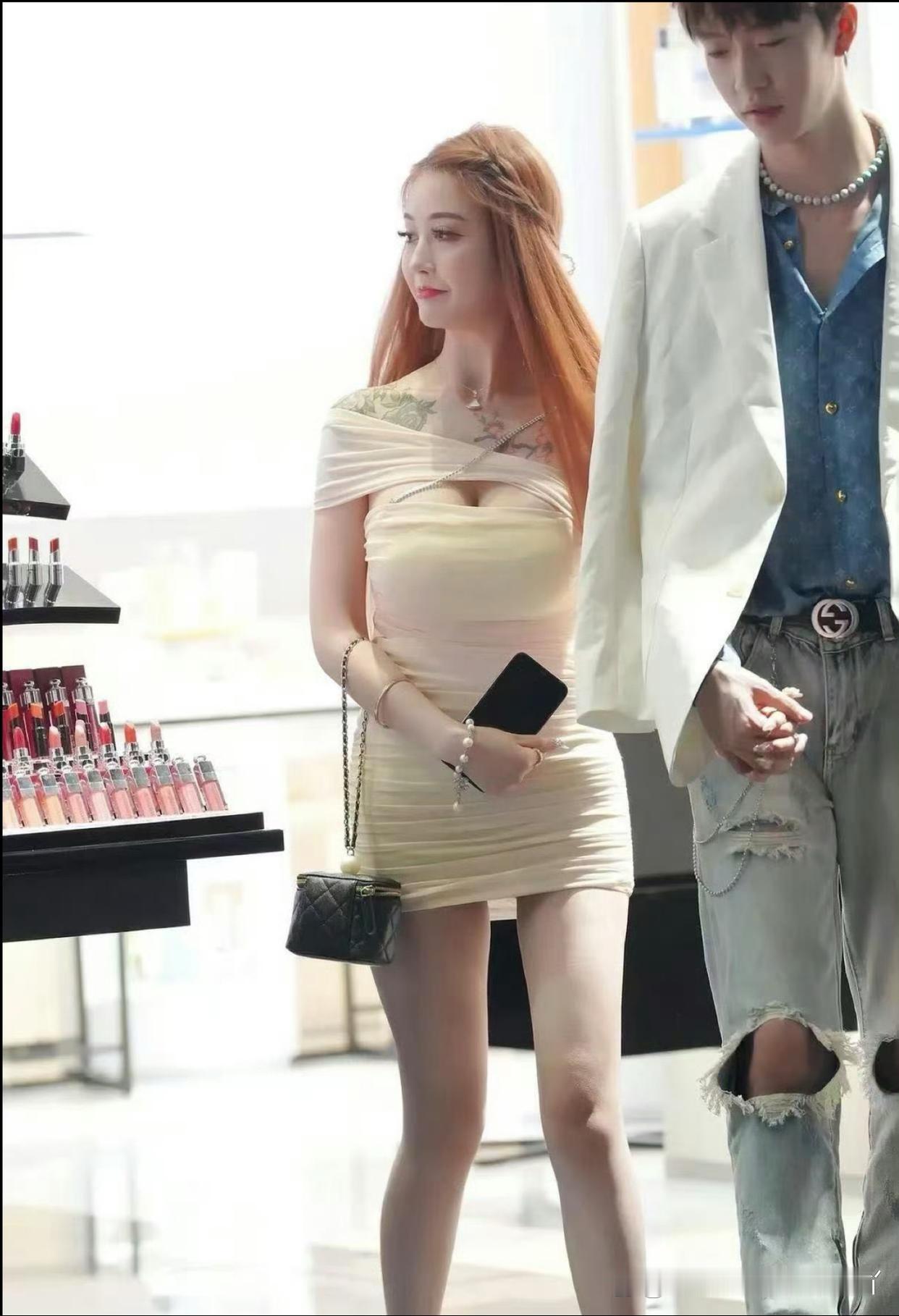 女朋友这么漂亮，男朋友得多优秀啊​​​