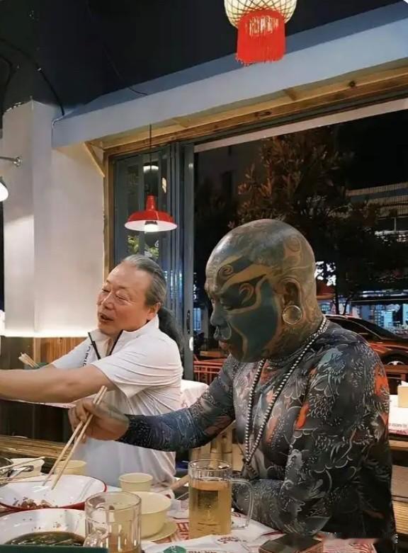 把自己纹成这样，究竟是何动机？难道想当外星人吗？