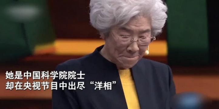 2023年，81岁女院士在央视节目上“出尽洋相”，然而当撒贝宁捡起地上的碎屑时，