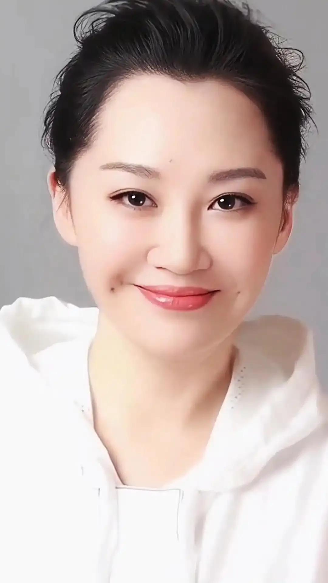 1993年的一场聚会上，26岁的许晴被冯小刚主动拉着手邀约去国外，周遭起哄声里，