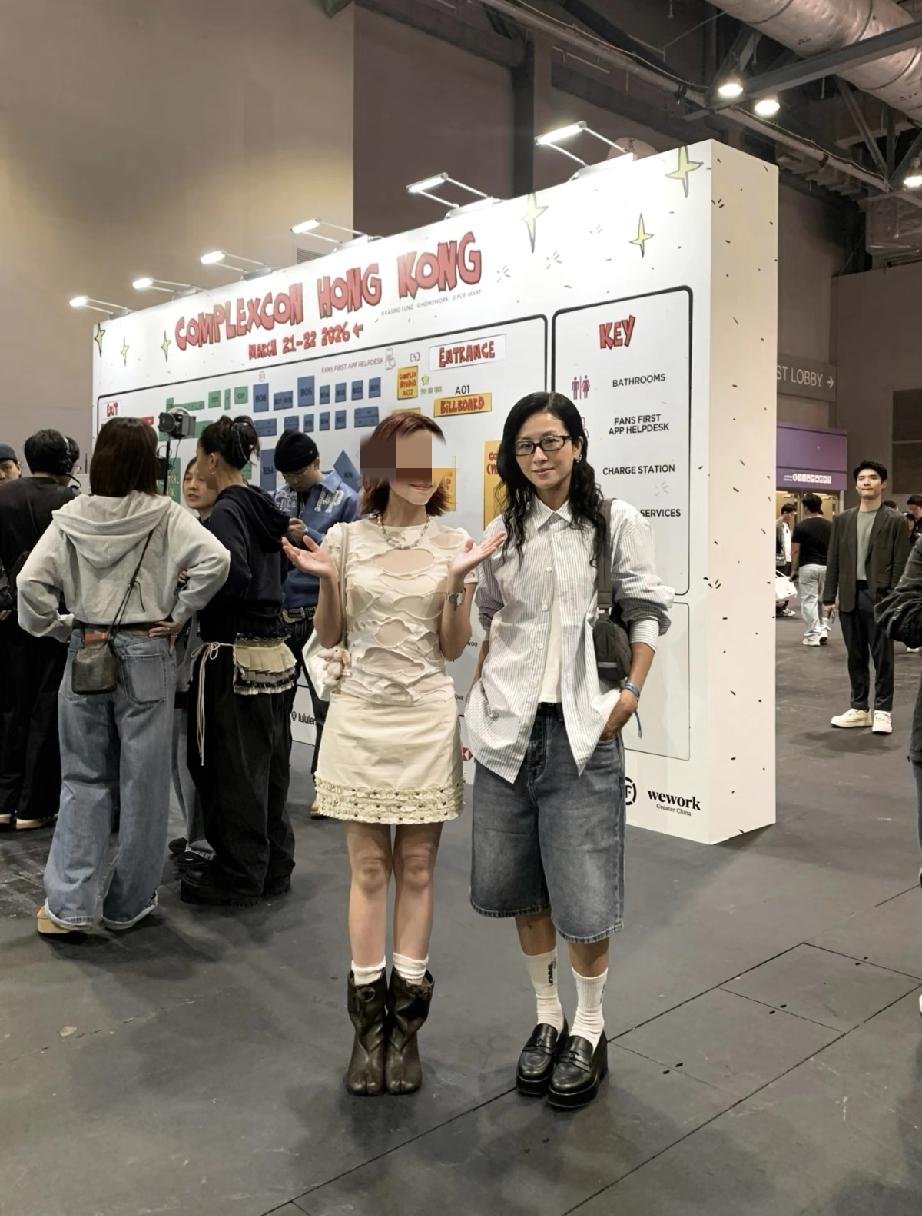 徐濠萦无修图打扮依然另类，脸变圆润了，差点没认出来!近日，陈奕迅的女儿陈康堤