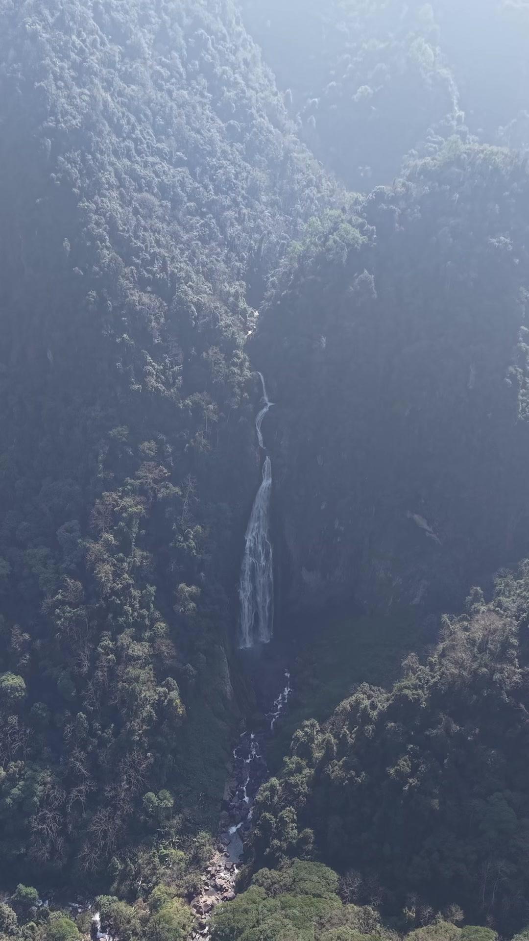大自然的鬼斧神工！🌿第一次见喀斯特地貌的蓝色湖泊，真的被震撼到了！像一块镶嵌在