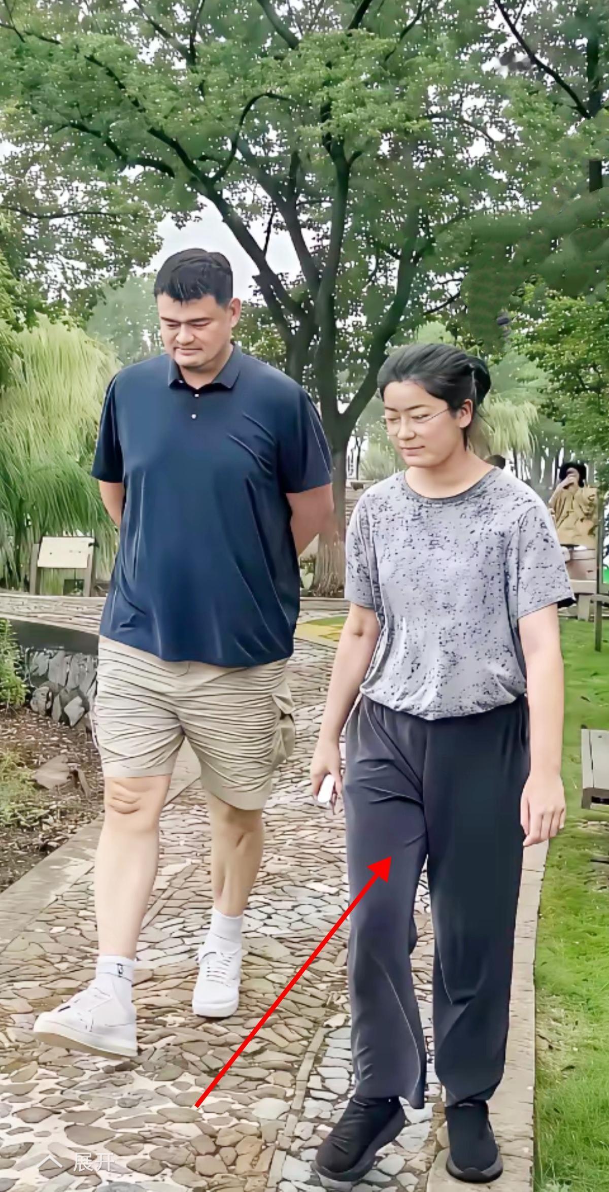 姚明带15岁女儿散步，身高近1米9！这基因太“逆天”了！刷