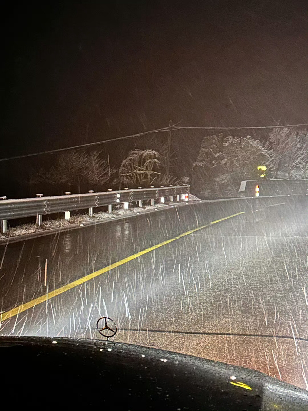 雪中的宁波山区很美也很危险，宁波📍四明山下雪，终于轮到我打卡雪地。这两天的