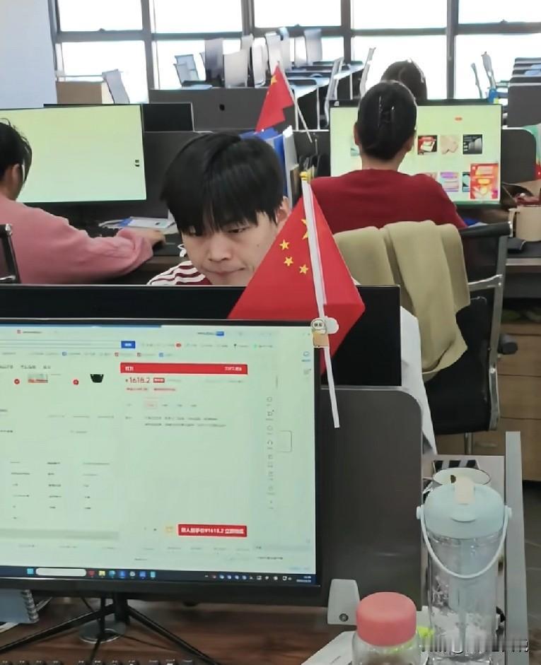 公司员工出差实行的是先垫付后报销的制度，并要求员工当月发生的报销，要在次月完成发