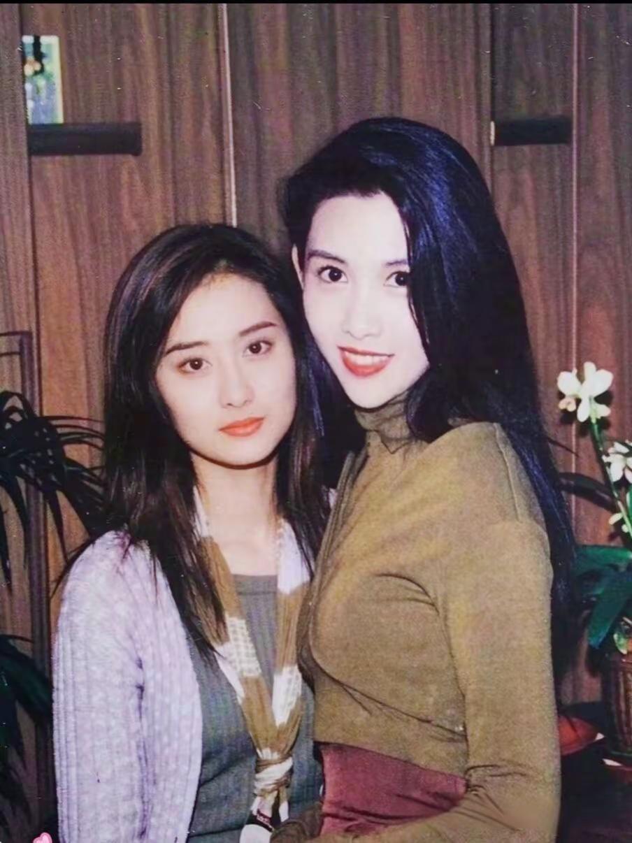 📸90年代邱淑贞与陈德容同框旧照，两位曾在1992年周星驰主演的经典电影《鹿鼎记》中有过合作。邱淑