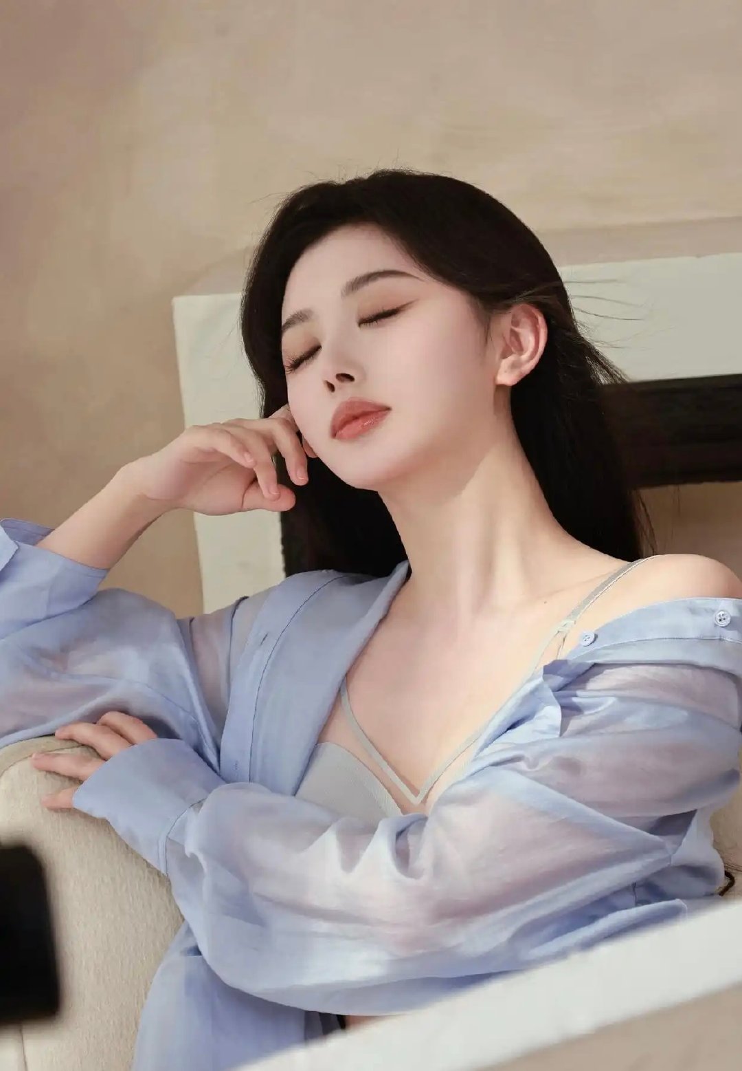 孔雪儿淡紫轻纱衬软肩，半掩风光，温柔尽显​