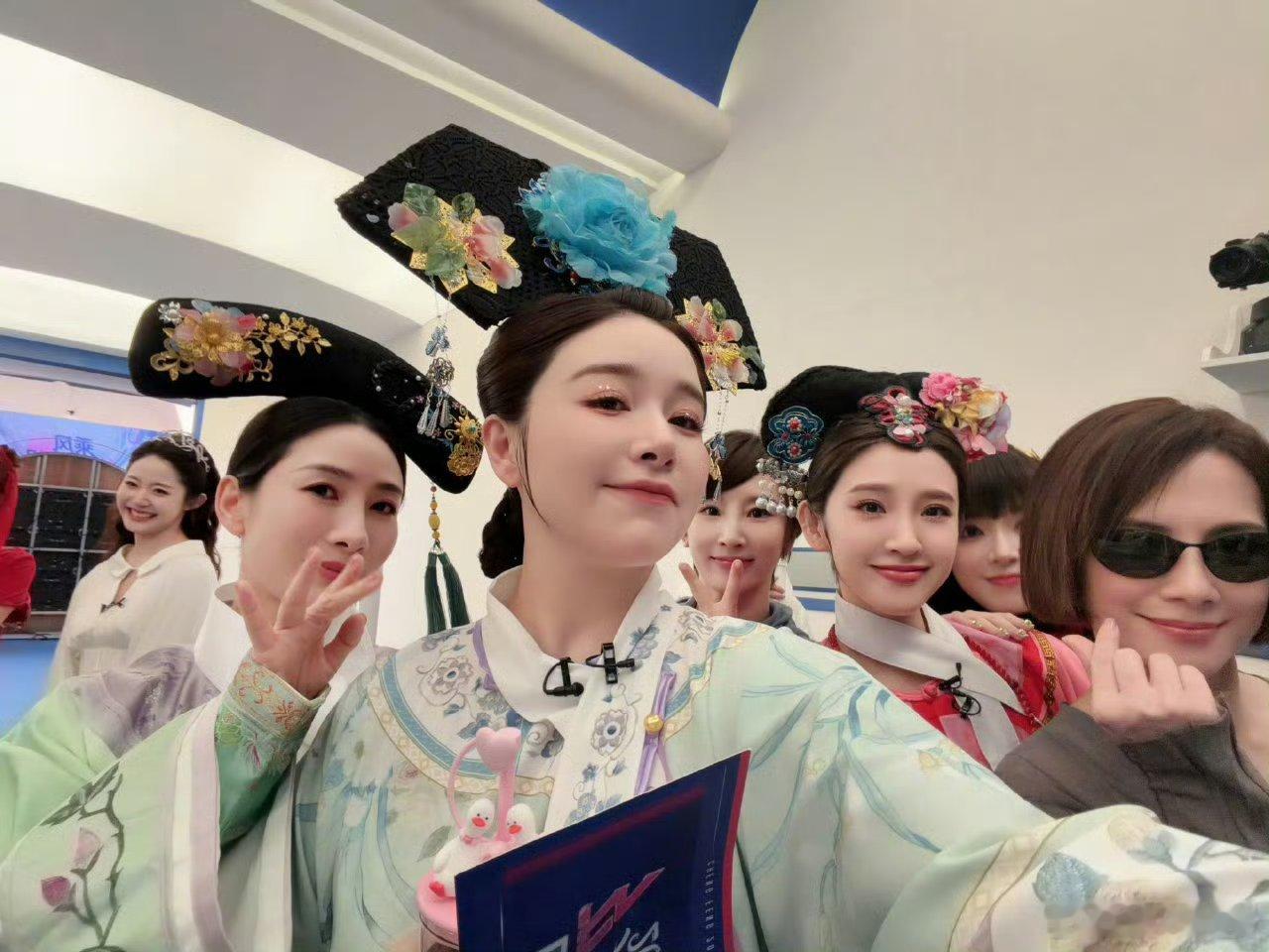 阚清子发浪姐大合照🎂乘风舞台上满是温暖，姐姐们围聚在一起为清子庆生，大合照里每