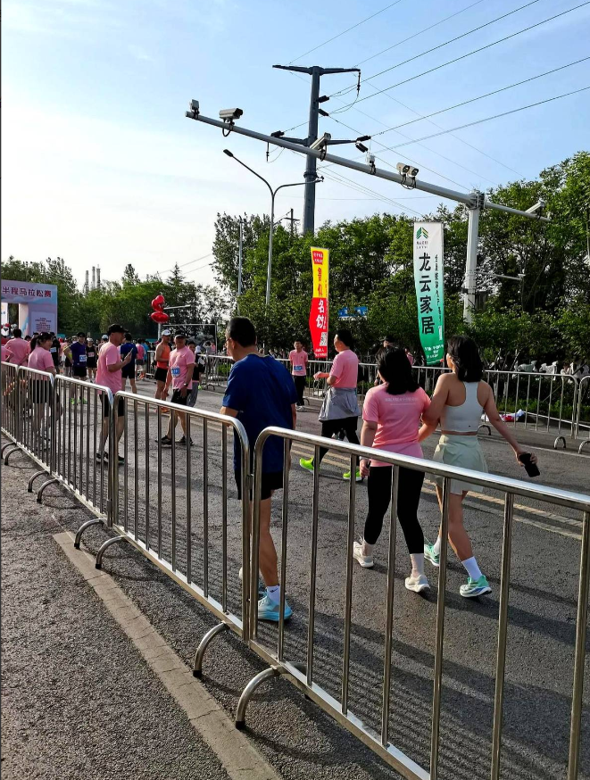 真羡慕我办公室的两个小伙子，一个19岁刚来没几天，干会计的活儿一个月能挣四五千，