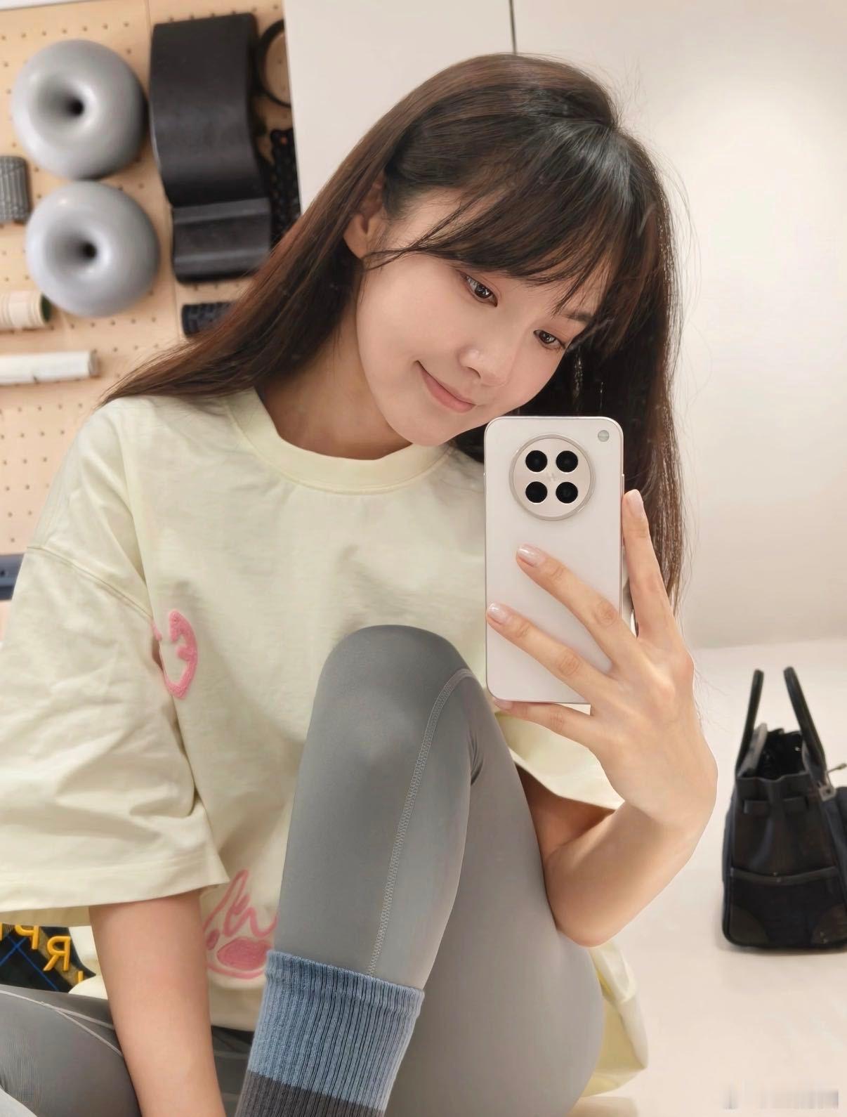 在繁忙的工作中，坚持健身，张佳宁用行动证明了健康与活力的重要，展现出最佳状态，时