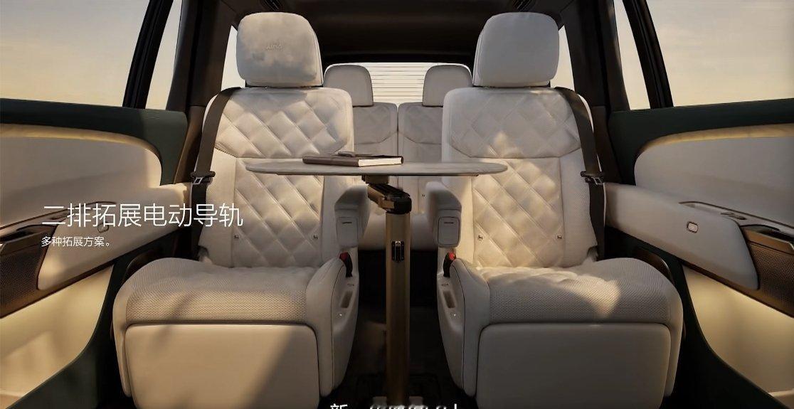 理想L9后排地板上标配了一个电动轨道，可以自己安装一个小桌板这样可以在有前排