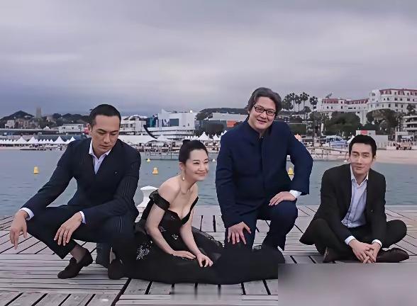 许晴又上热搜了，这回是张四人合照，旁边还坐着个没被认出来的眼镜男。网友全在扒她那