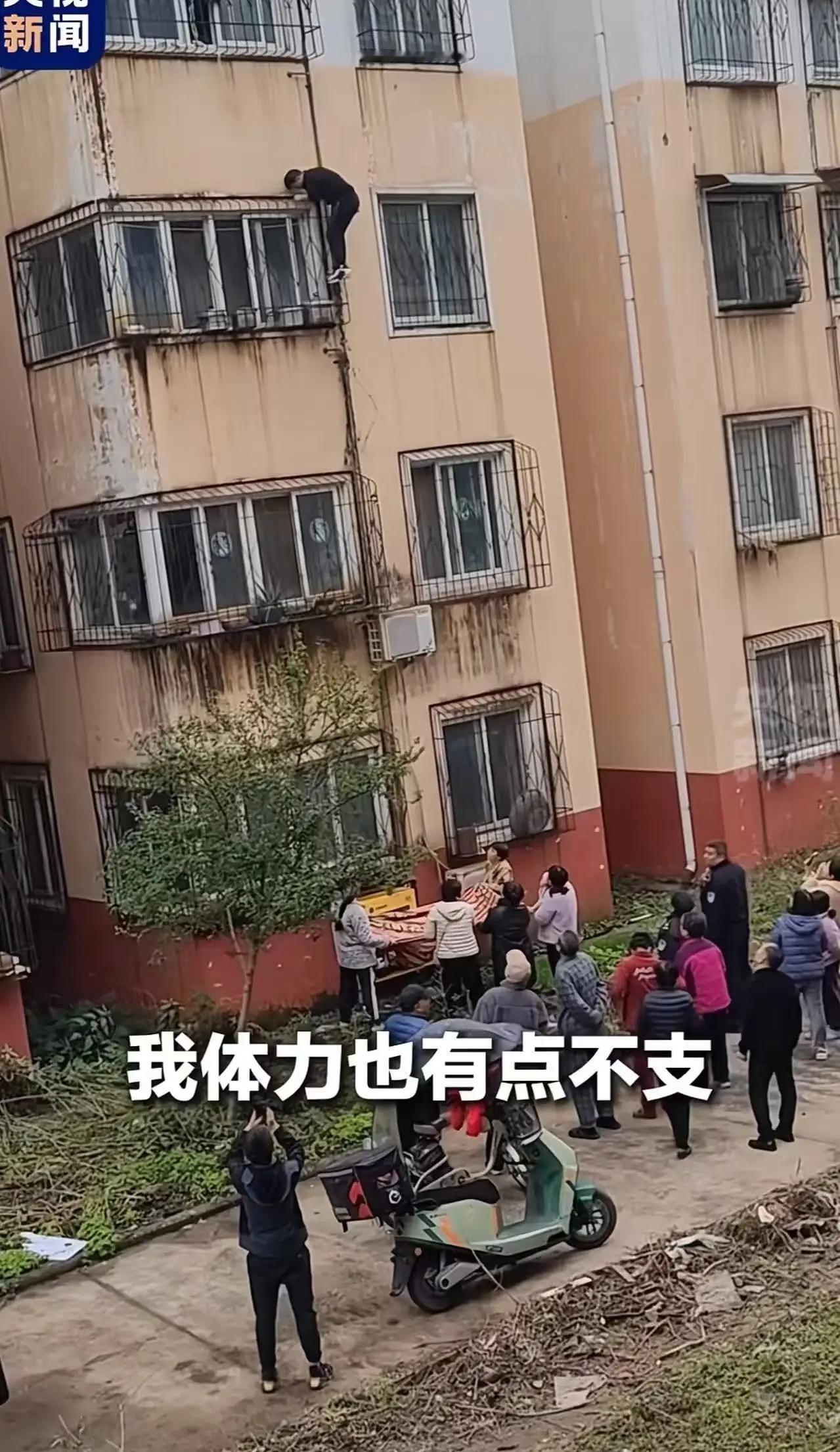 这位外卖员的勇敢瞬间瞬间点燃了无数人的心，也让我们重新审视了那些平凡岗位背后隐藏