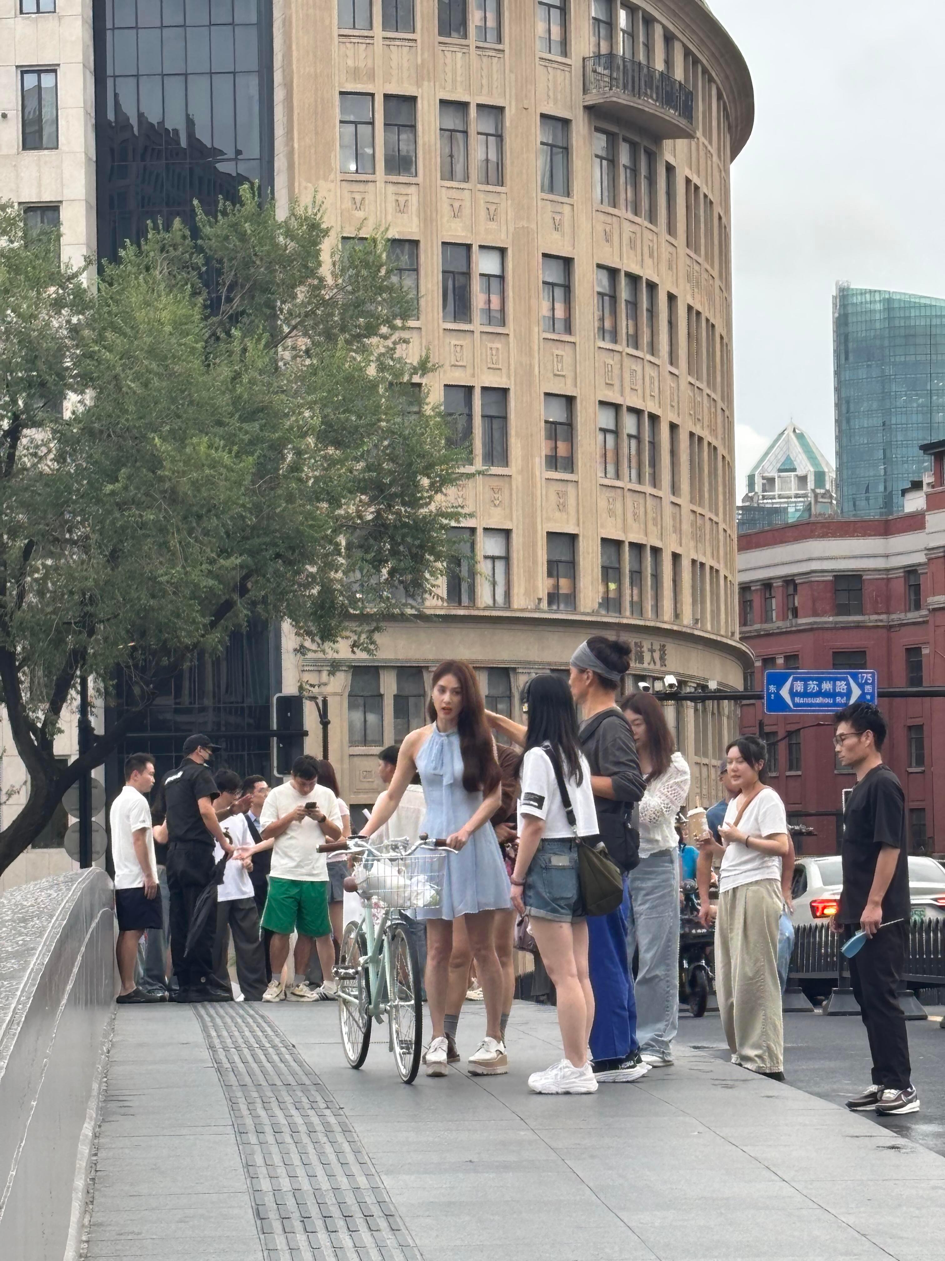 上海乍浦路桥偶遇黄圣依黄圣依小姐姐很温柔。对着他说话都不会不搭理，会微笑看着我。