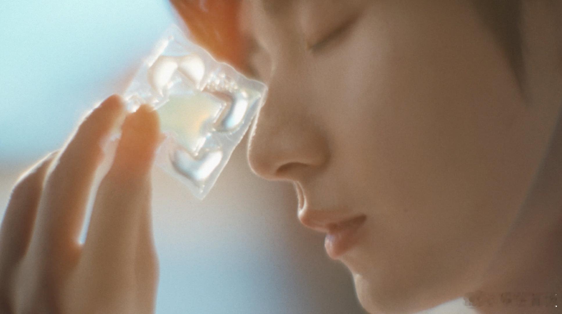 和成毅一起寻找专属香型想要拥有成毅同款的高级治愈香型？来看成毅新短片，身着白衬