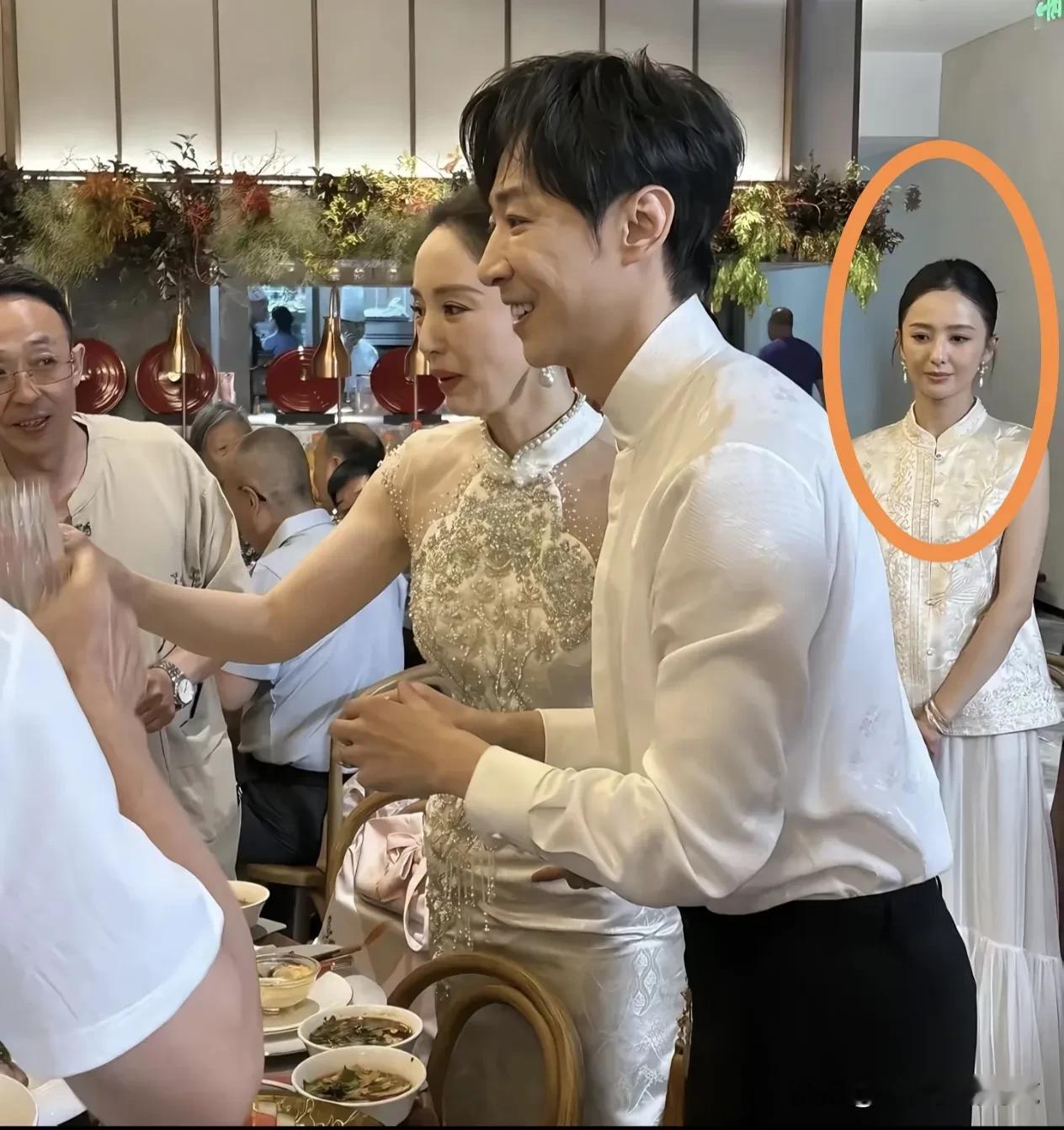 董璇的婚礼上，站在角落那边的佟丽娅，那个眼神是不是被过分解读了呢？我觉得就是过分解读了！当时那张抓拍