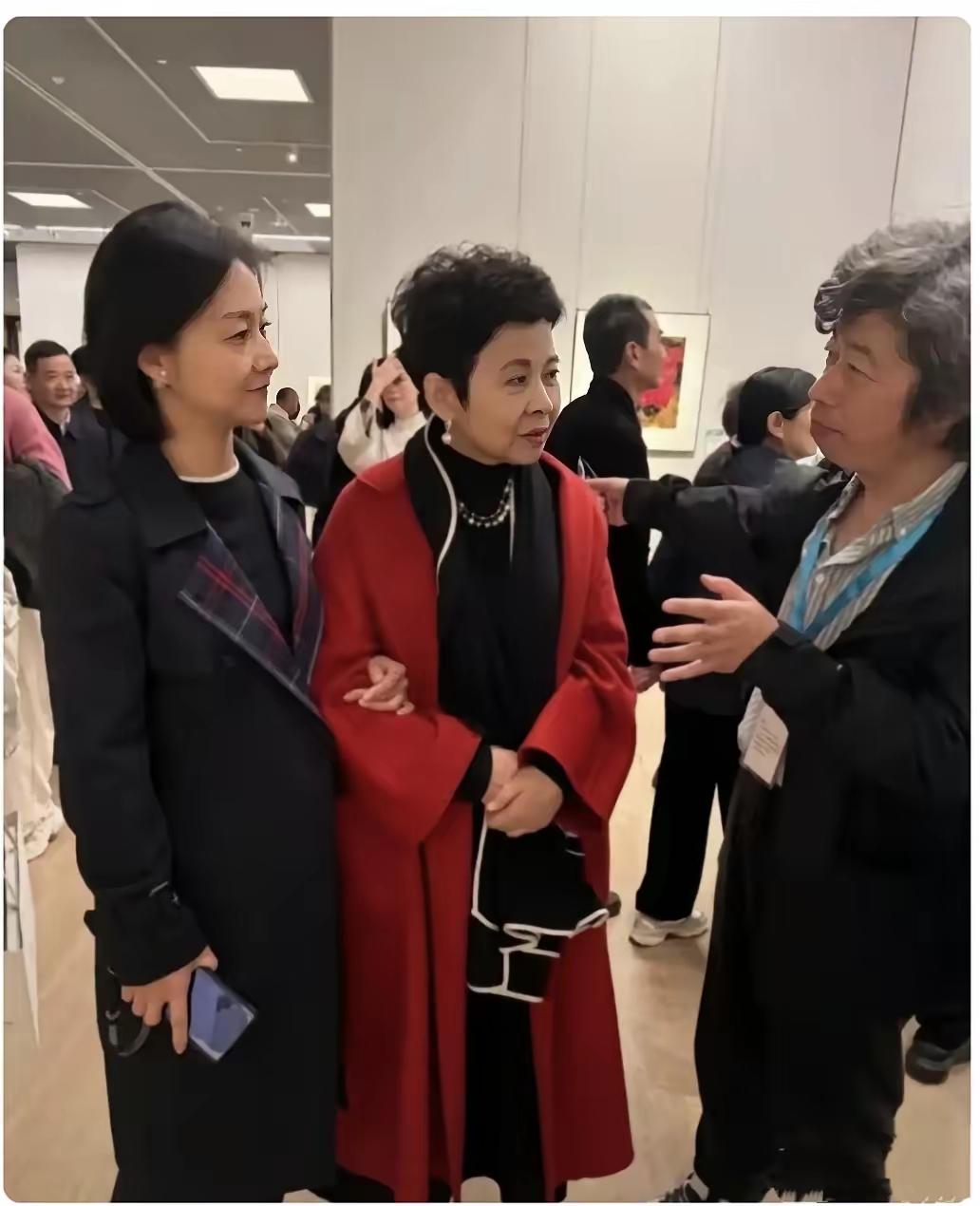 董文华怎么老成这样了？昨日的风采都去哪了？董文华是一代经典的军旅歌唱家，留下众多