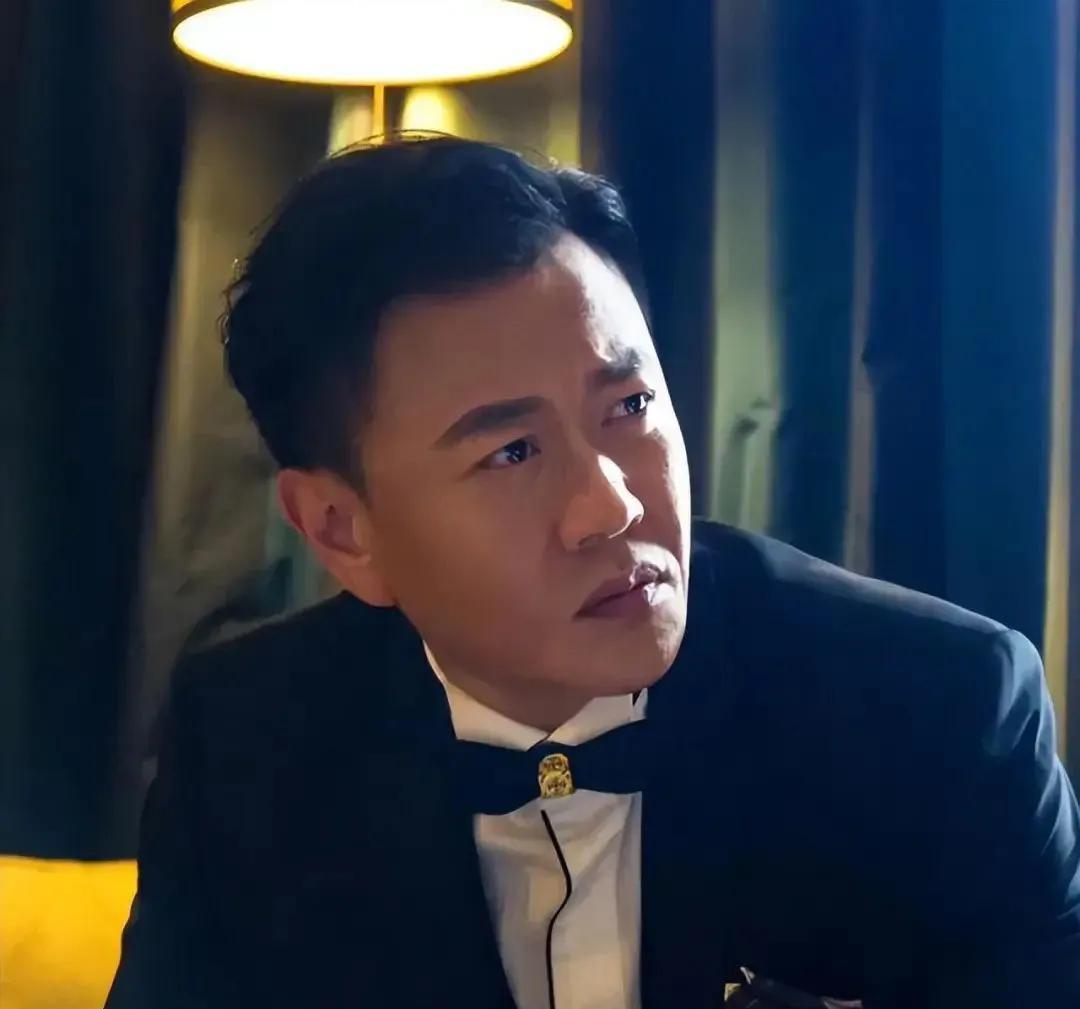 身价50亿的冯嘉怡，甘愿给雷佳音当配角最近电视剧版《长安的荔枝》正在热播中。
